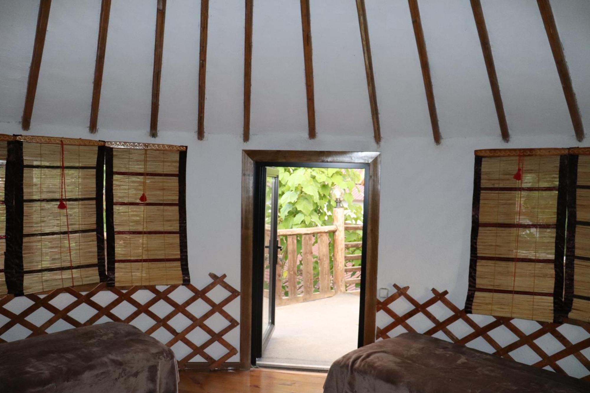 Happy Nomads Yurts & Hostel Karakol Exterior foto
