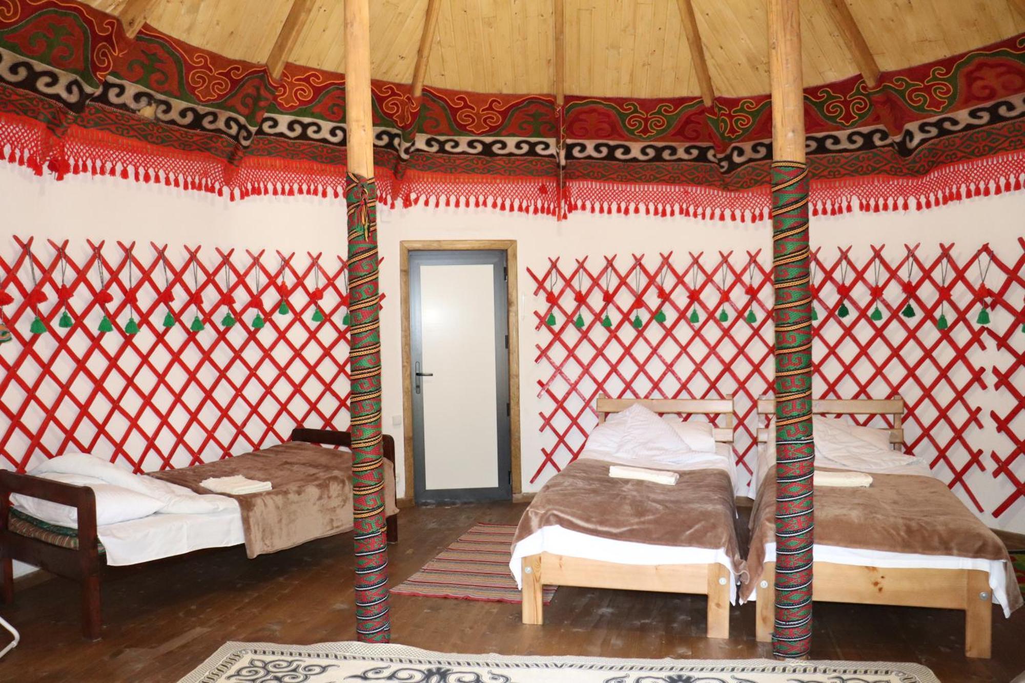 Happy Nomads Yurts & Hostel Karakol Exterior foto