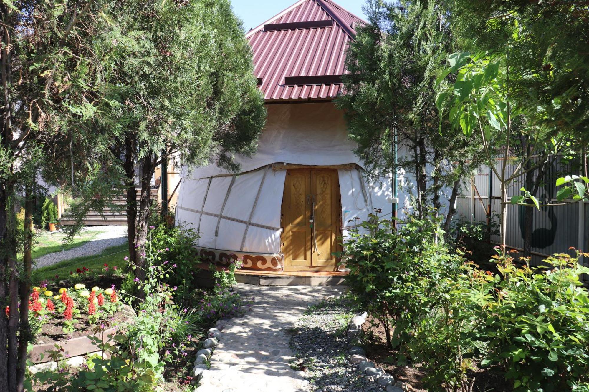 Happy Nomads Yurts & Hostel Karakol Exterior foto